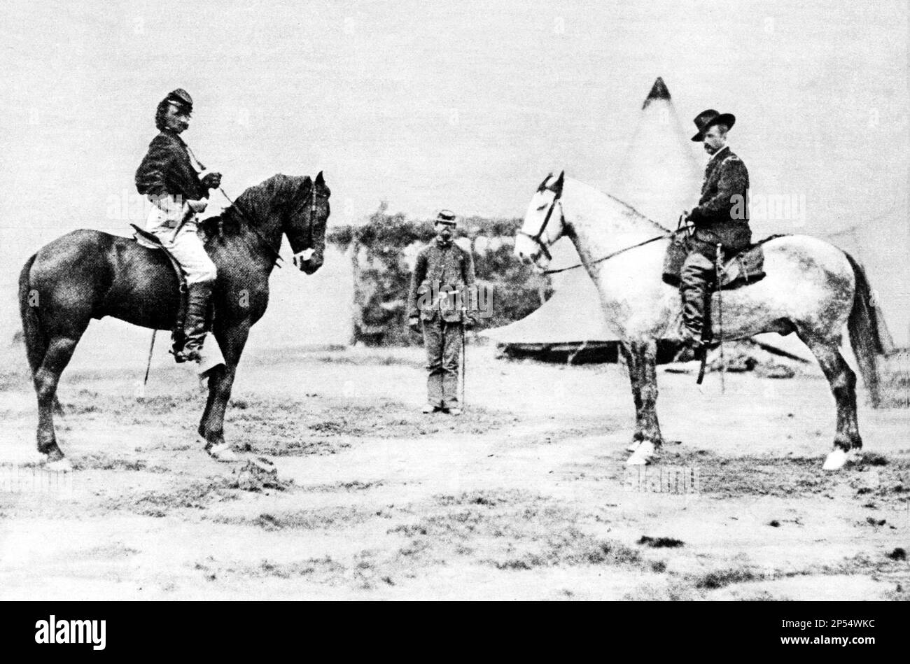 1863 , USA :  The celebrated U.S.A. General GEORGE Armstrong CUSTER ( 1839 - 1876 ), left in this photo , killed from the Sioux during the Little Big Horn battle . Right , the General PLEASANTON  - selvaggio WEST - WESTERN - generale - militare - military uniform - uniforme  - cappello - hat  - stivali - stivale - boots - cavallo - horse - FOTO STORICA - HISTORY ----  Archivio GBB Stock Photo