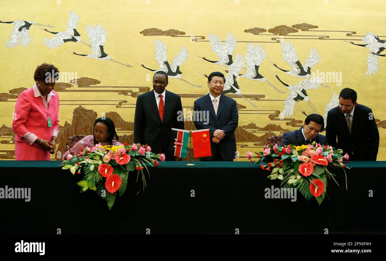 Kenyan President Uhuru Kenyatta, center left, and his Chinese ...