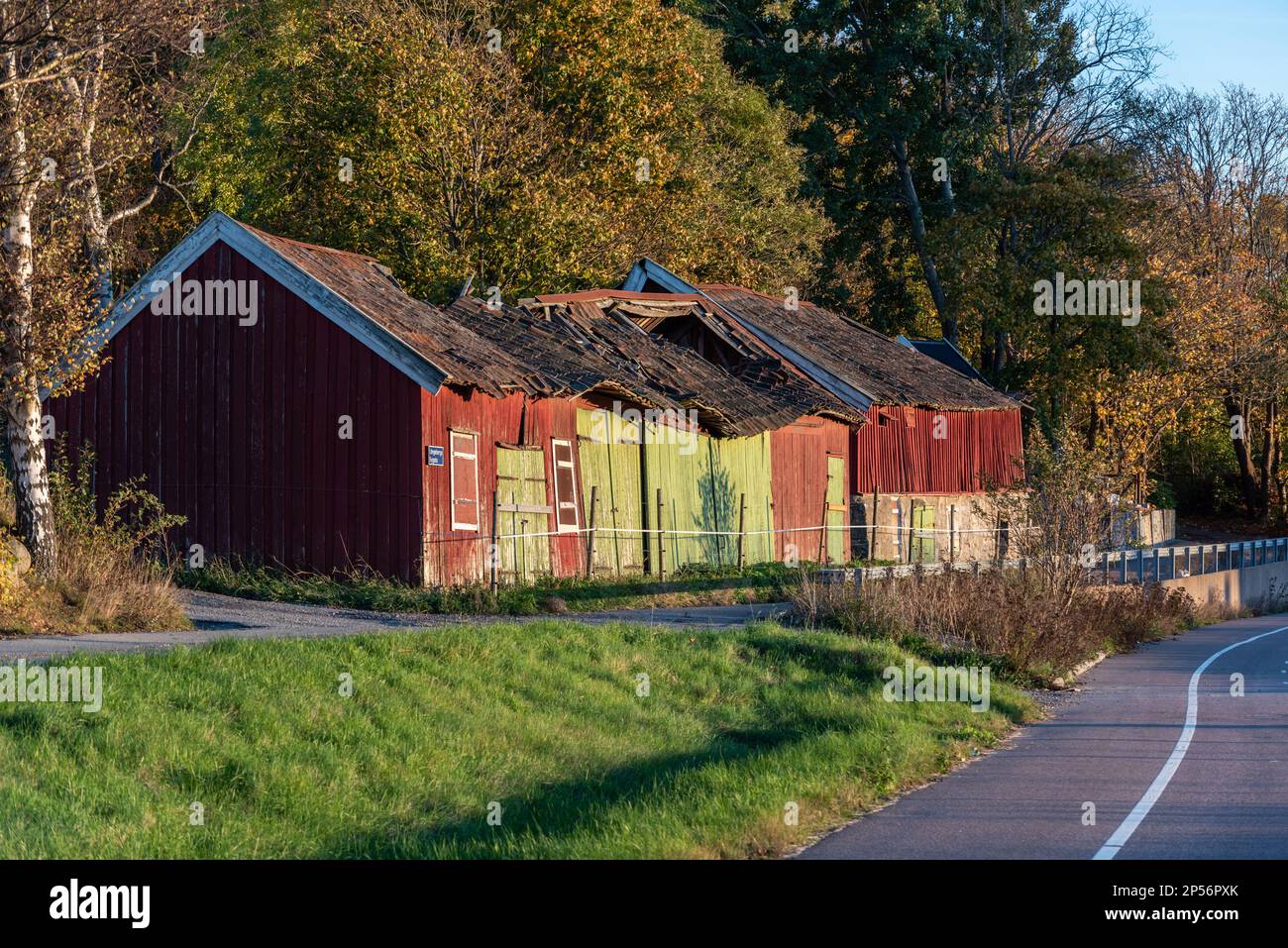 old and abandoned barn about to collapse Stock Photo - Alamy
