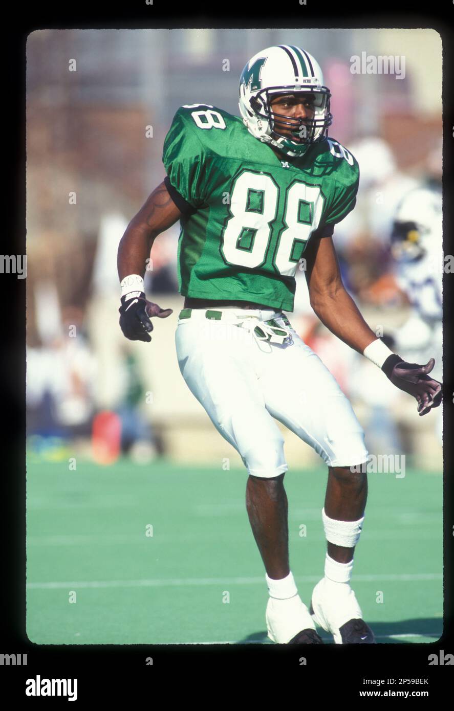 https://c8.alamy.com/comp/2P59BEK/randy-moss-wide-receiver-shown-in-action-during-the-1996-season-for-the-marshall-university-thundering-herd-moss-played-at-marshall-in-1996-and-1997-he-was-chosen-with-the-21st-pick-in-the-1998-nfl-draft-by-the-minnesota-vikings-the-7-time-pro-bowler-also-played-for-the-oakland-raiders-new-england-patriots-tennessee-titans-and-san-francisco-49ersap-photobruce-schwartzman-2P59BEK.jpg