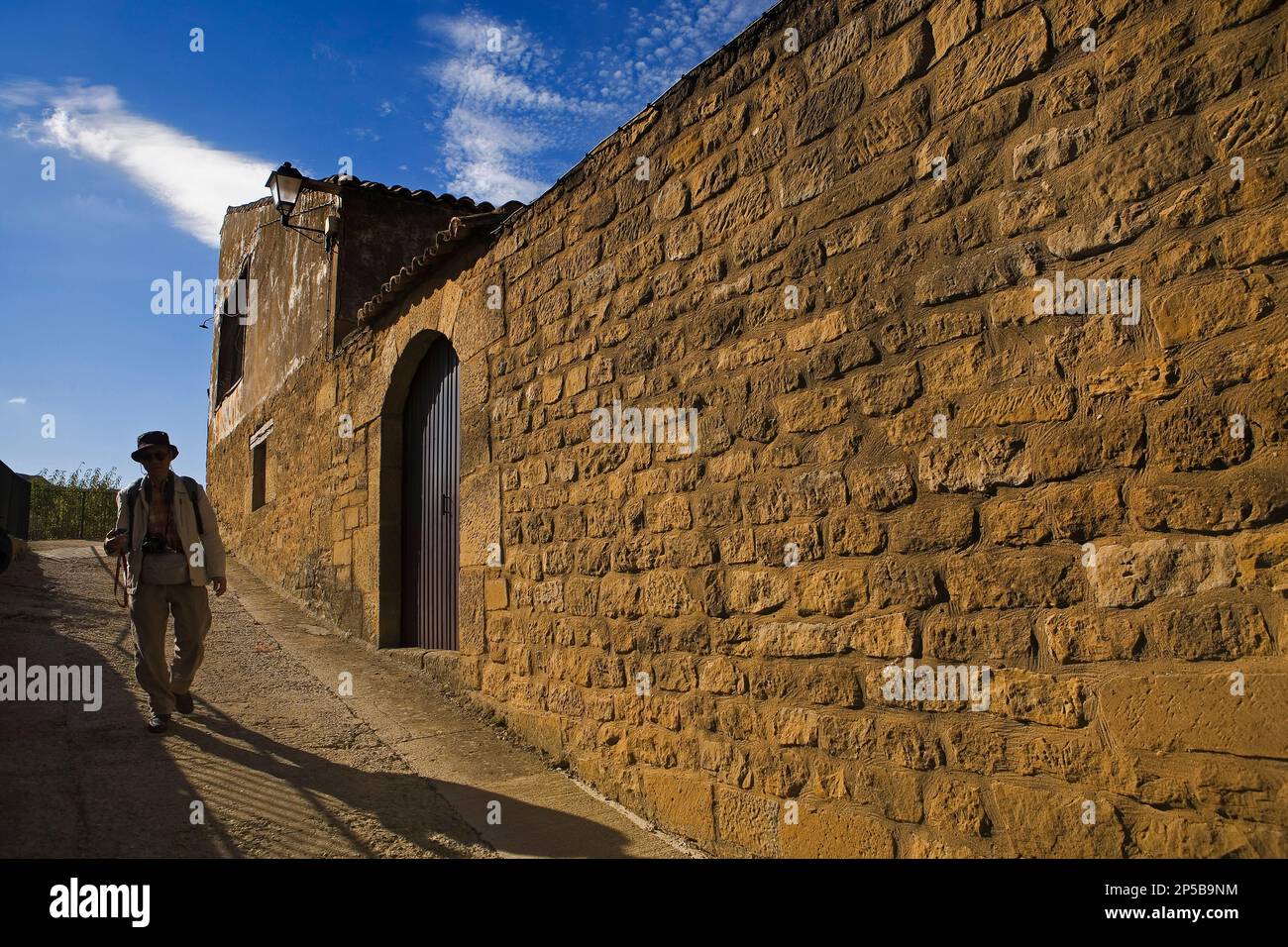 Zaragoza province, Aragon, Spain: Uncastillo. Road to the ruins of the castle. Cinco Villas. Stock Photo