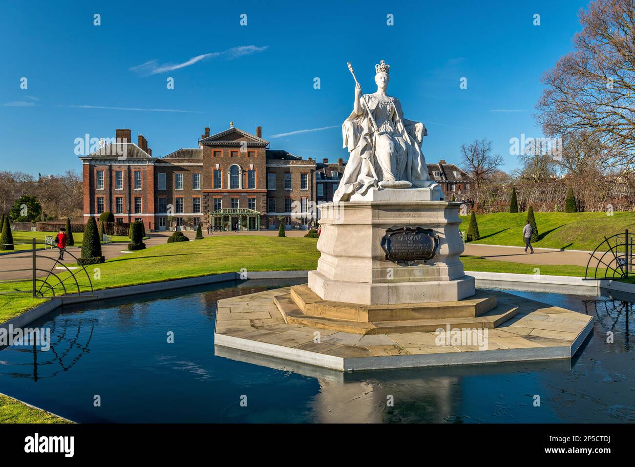 Statue of Queen Victoria, Kensington, London, England Stock Photo Alamy