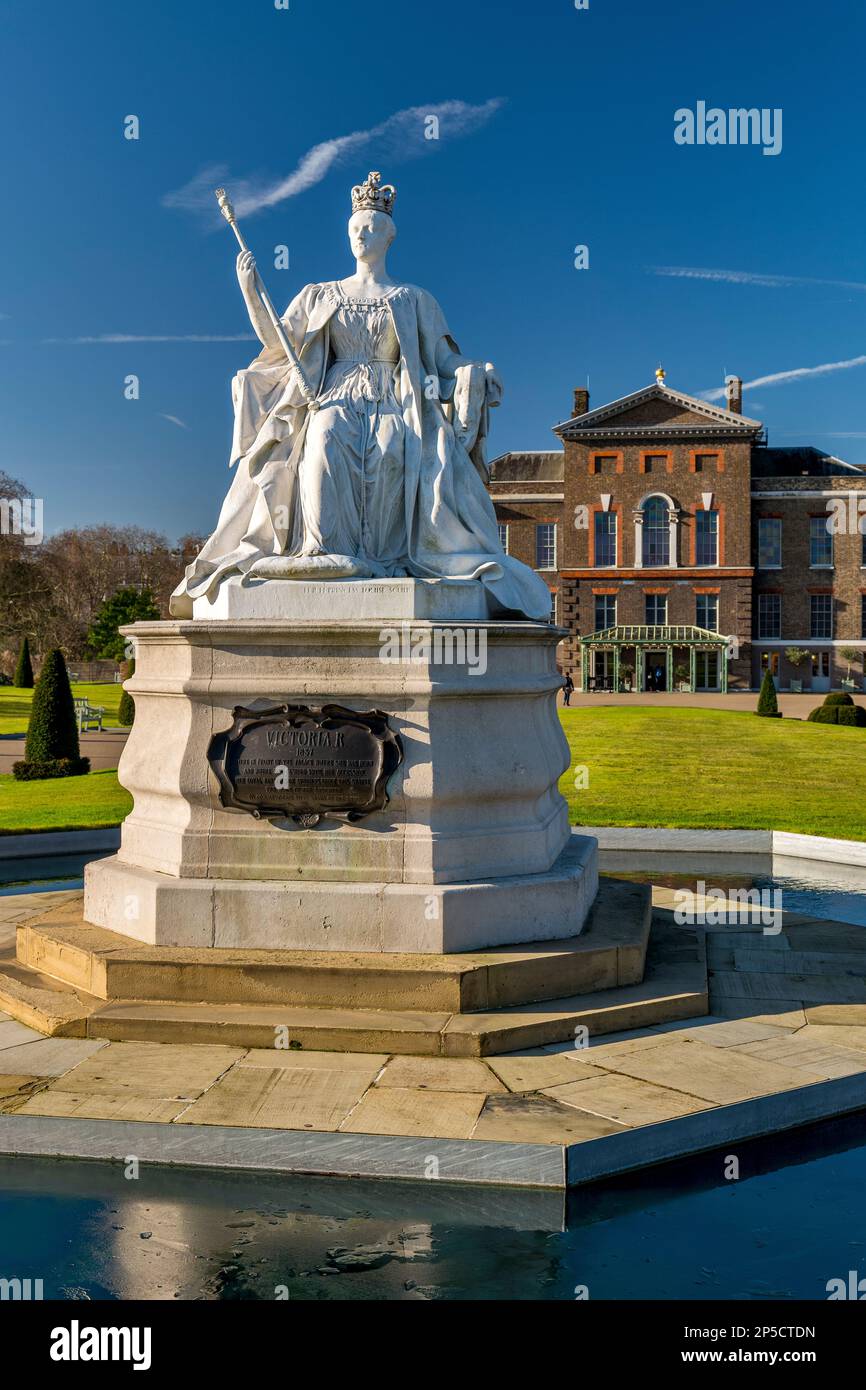 Statue of Queen Victoria, Kensington, London, England Stock Photo Alamy