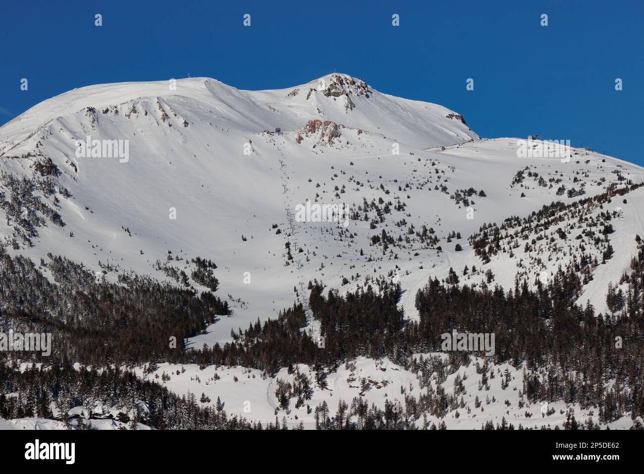 A view of snow-covered Mammoth Mountain ski resort with blue skies after a record snowfall. Stock Photo