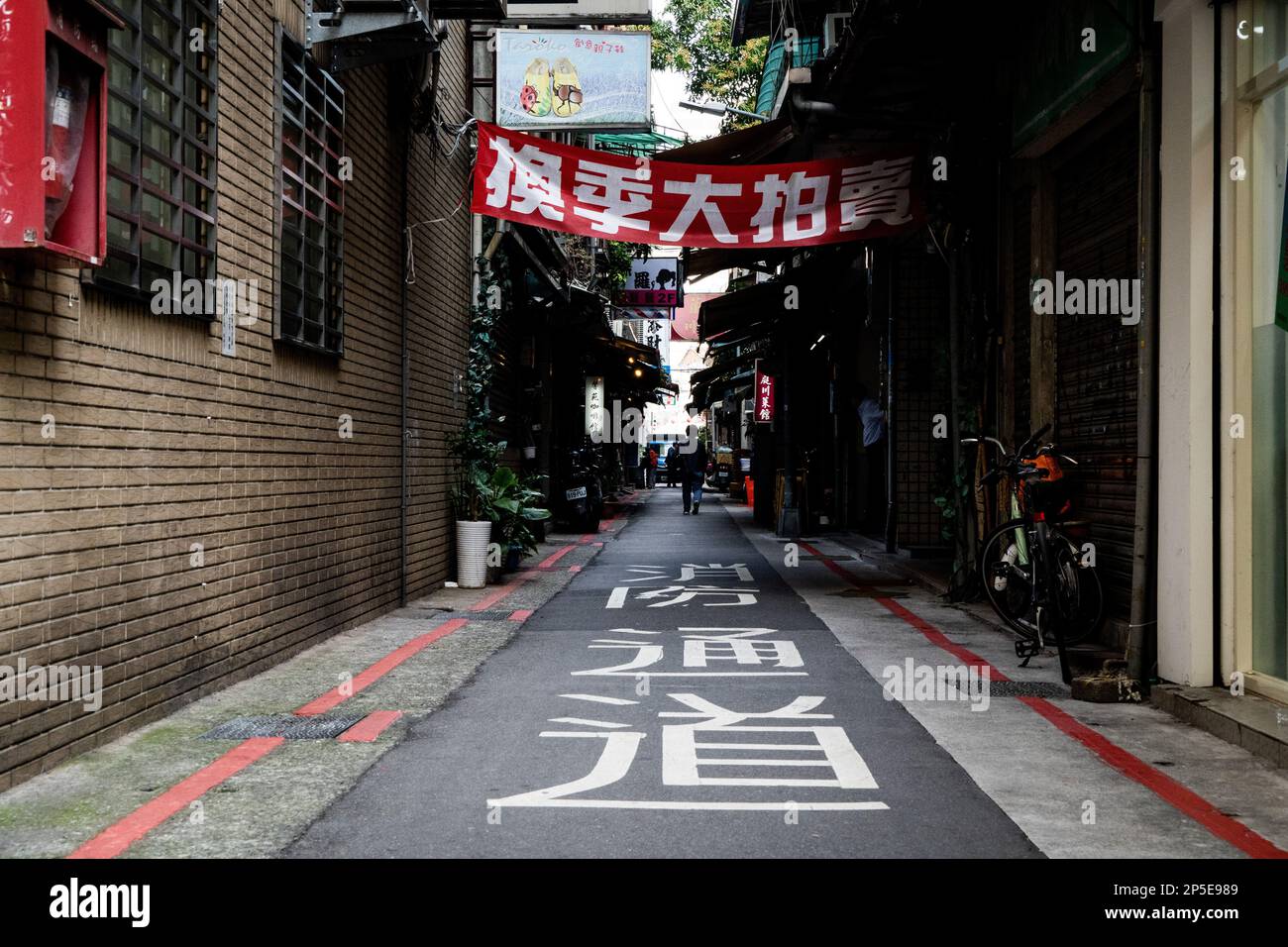 taipei-taiwan-06-03-2023-an-alleyway-in-taipei-daily-life-in-taipei