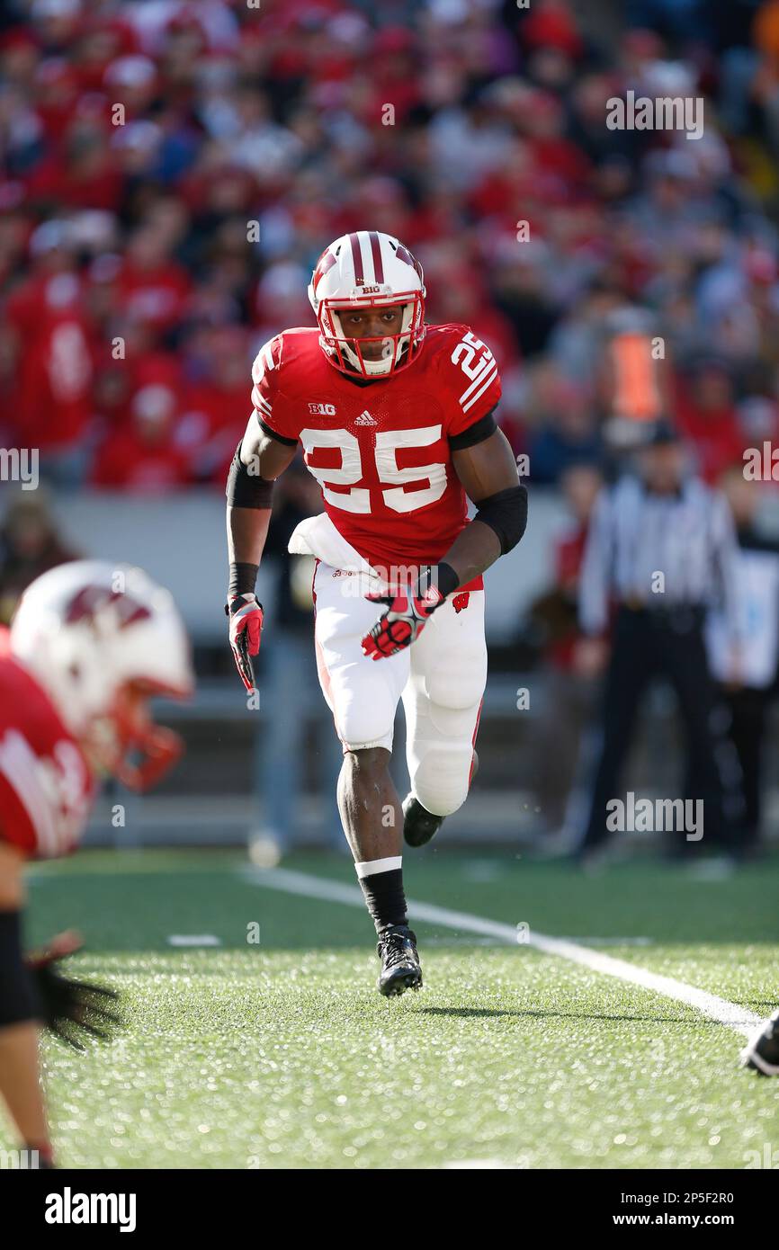 Wisconsin running back Melvin Gordon (25) runs during a NCAA college