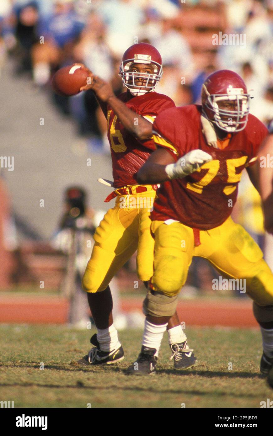 USC Trojan quarterback Rodney Peete (16) drops back to pass in 1987 in Los  Angeles. (AP Photo/Athlon Sports Stock Photo - Alamy, image size:870x1390