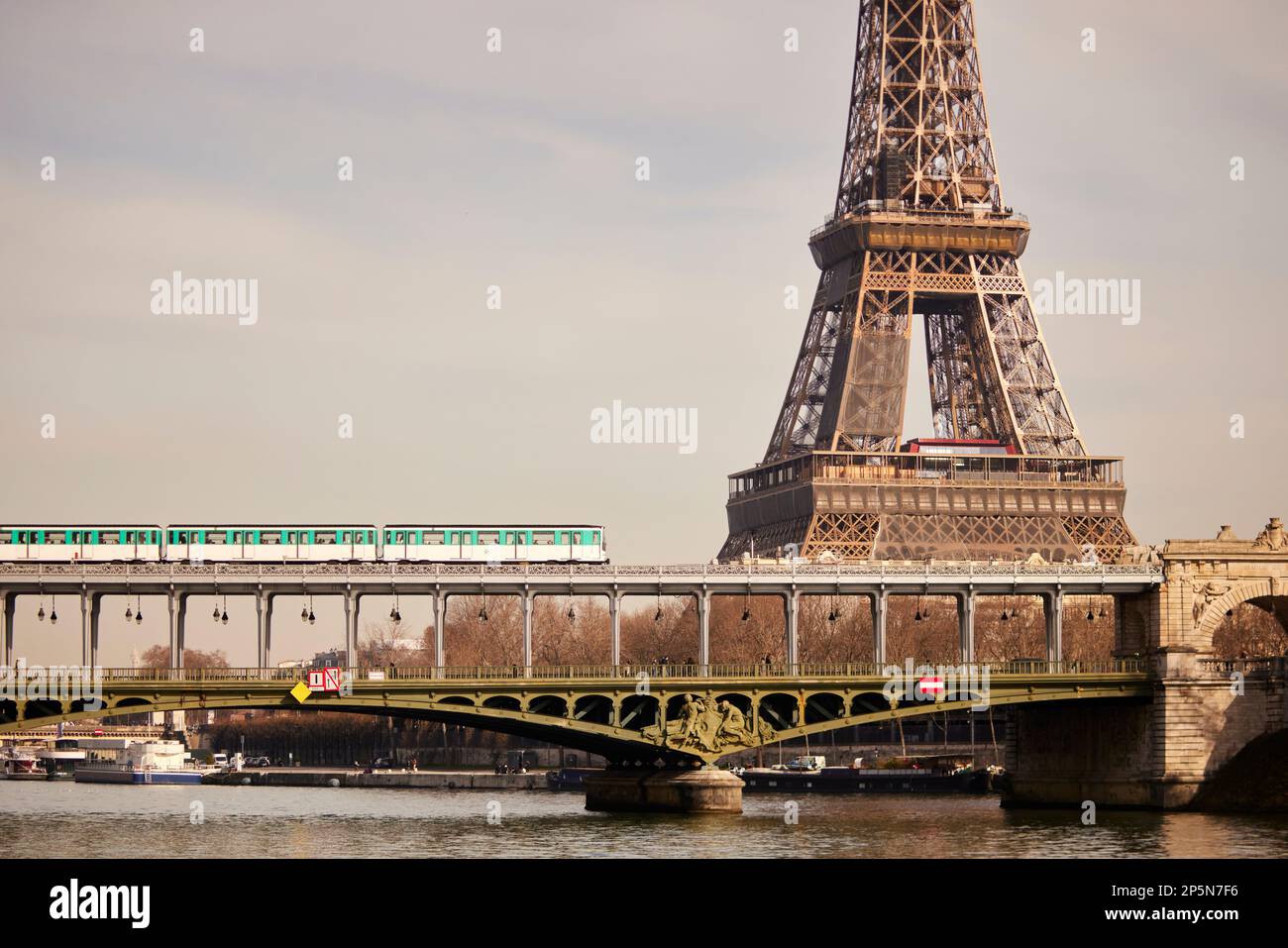 Paris landmark, Pont de Bir-Hakeim (English: Bridge of Bir-Hakeim), formerly the Pont de Passy (Bridge of Passy), is a bridge that crosses the Seine Stock Photo