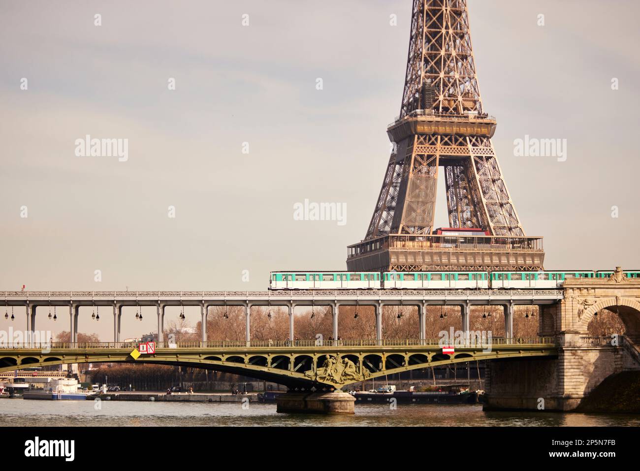 Paris landmark, Pont de Bir-Hakeim (English: Bridge of Bir-Hakeim), formerly the Pont de Passy (Bridge of Passy), is a bridge that crosses the Seine Stock Photo