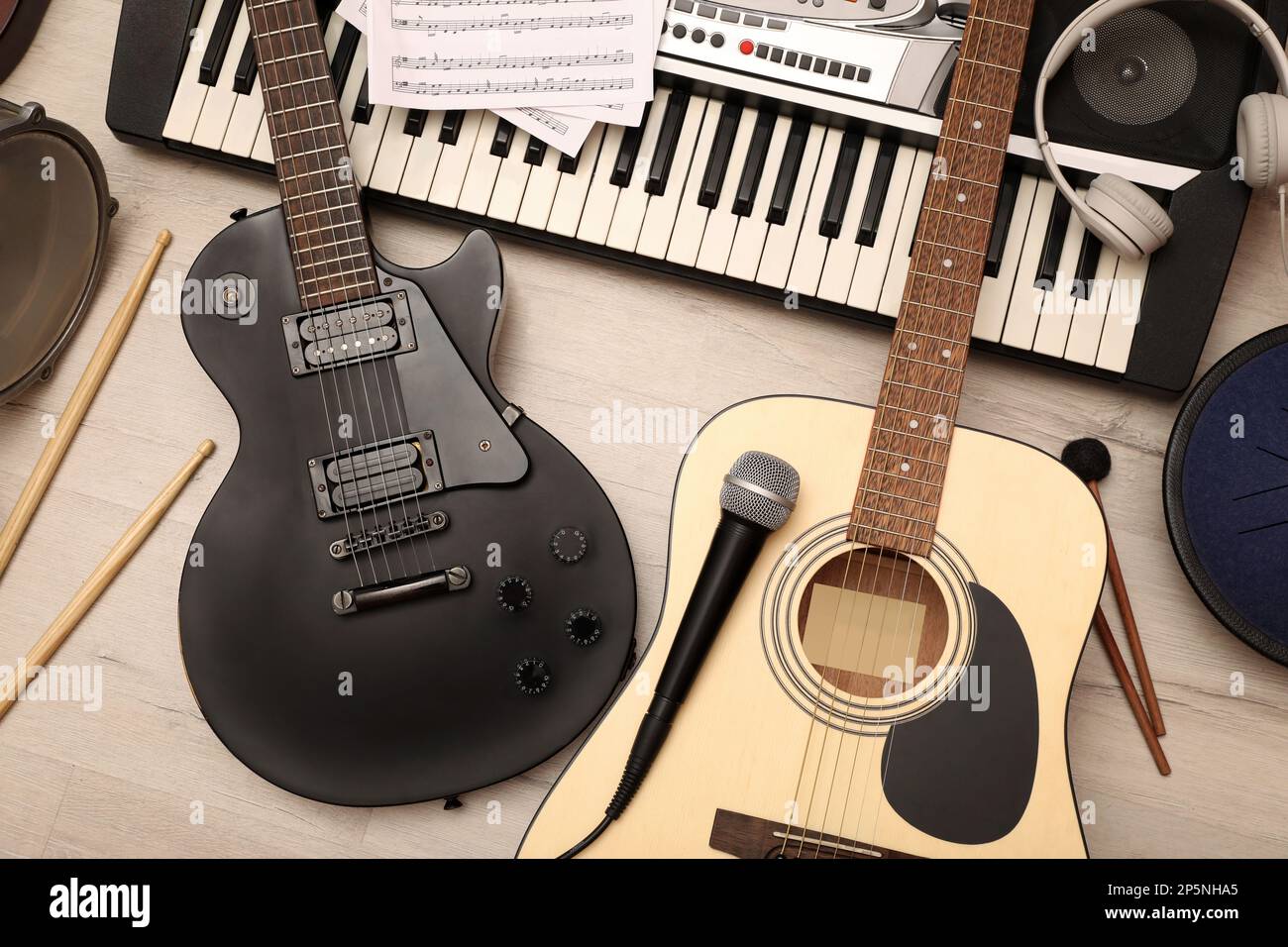 Modern synthesizer note sheets hi-res stock photography and images - Alamy