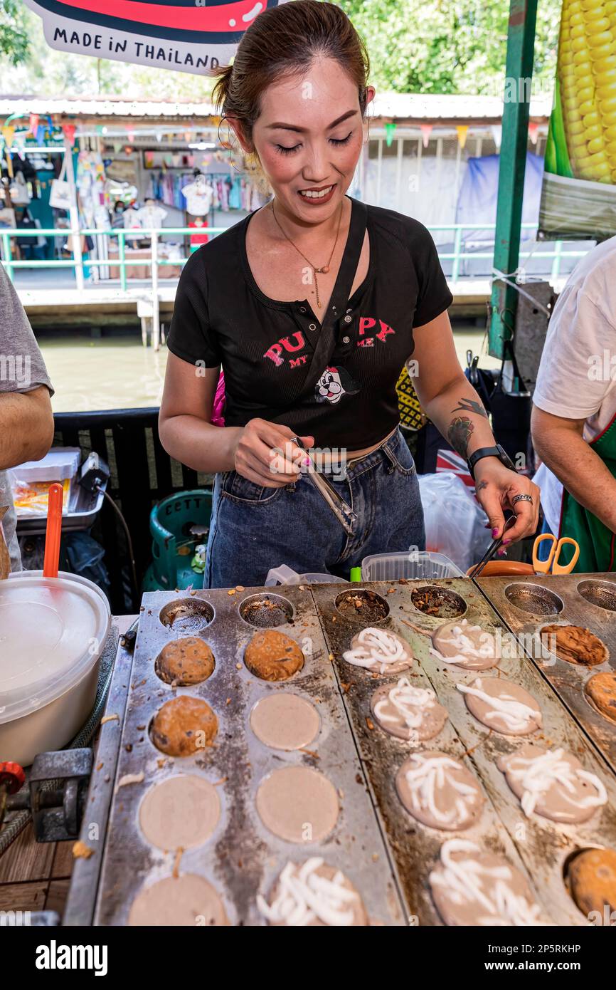 Thai lady cook preparing snacks at Lad Mayom Floating Market, Bangkok, Thailand Stock Photo
