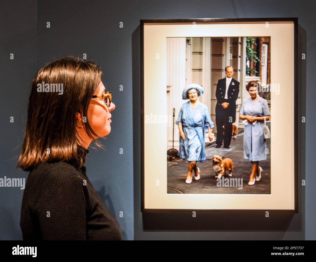 Queen elizabth exhibition hi-res stock photography and images - Alamy