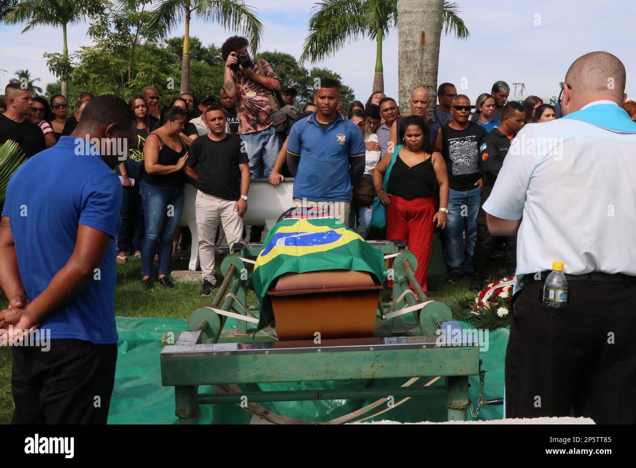 March 7, 2023, Sao Goncalo, Rio de Janeiro, Brasil: (INT) Burial Ceremony of Corporal Artur Virgilio Guia. March 06, 2023, Rio de Janeiro, Brazil: Burial of the body of Military Police Corporal Artur Virgilio Ellena Guarana Guia, 42 years old, on Monday (6) at the Memorial Nycteroy Cemetery park in Sao Goncalo, Metropolitan Region of Rio de Janeiro. The PM died after being run over after getting out of his car after a breakdown in the vehicle. When trying to signal the road, the officer was hit by a car traveling at high speed. The driver fled. (Credit Image: © Jose Lucena/TheNEWS2 via ZUMA Pr Stock Photo
