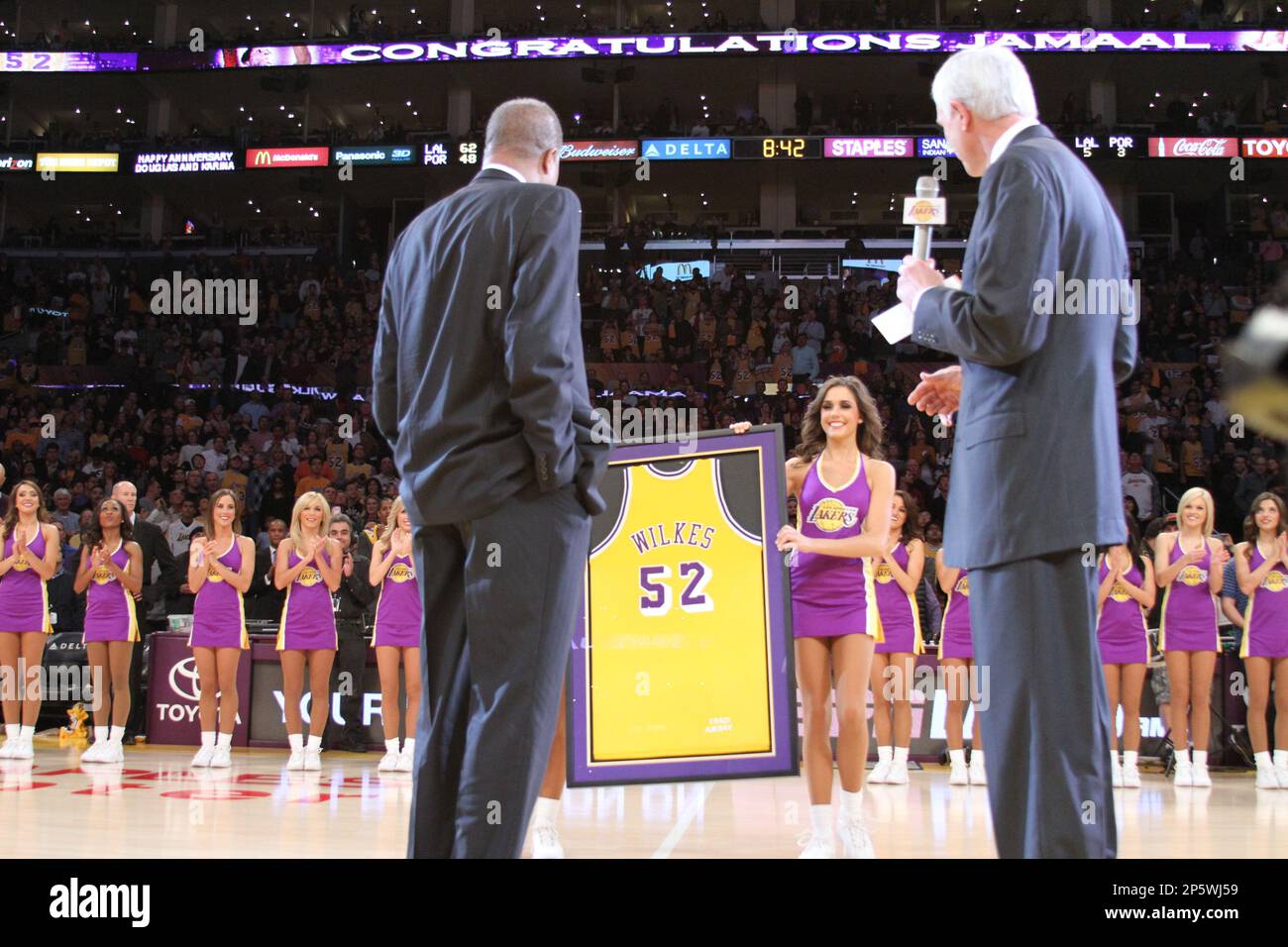 Lakers Retire Jamaal Wilkes No. 52 Jersey At STAPLES - CBS Los Angeles