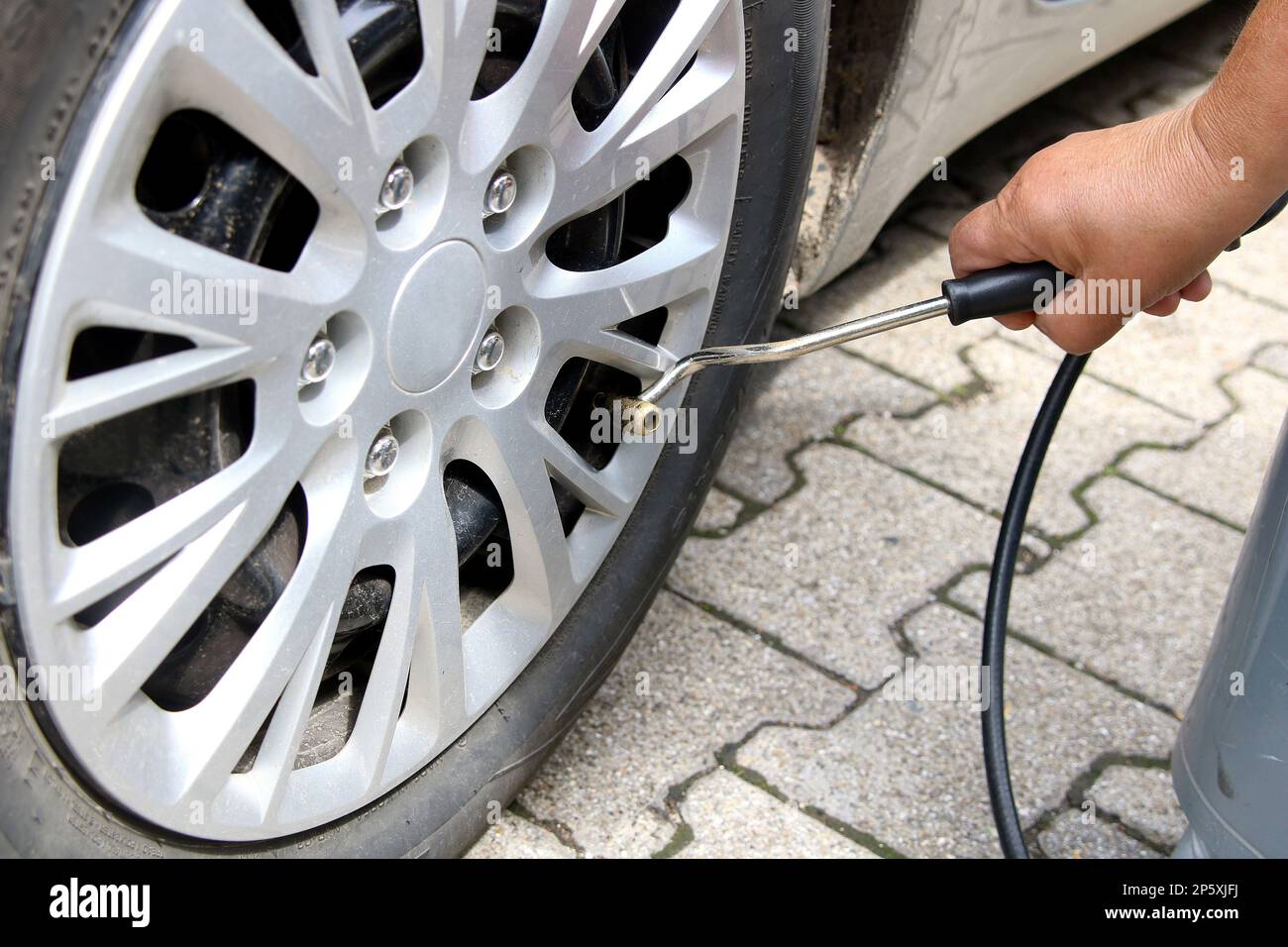 checking the tyre pressure Stock Photo Alamy