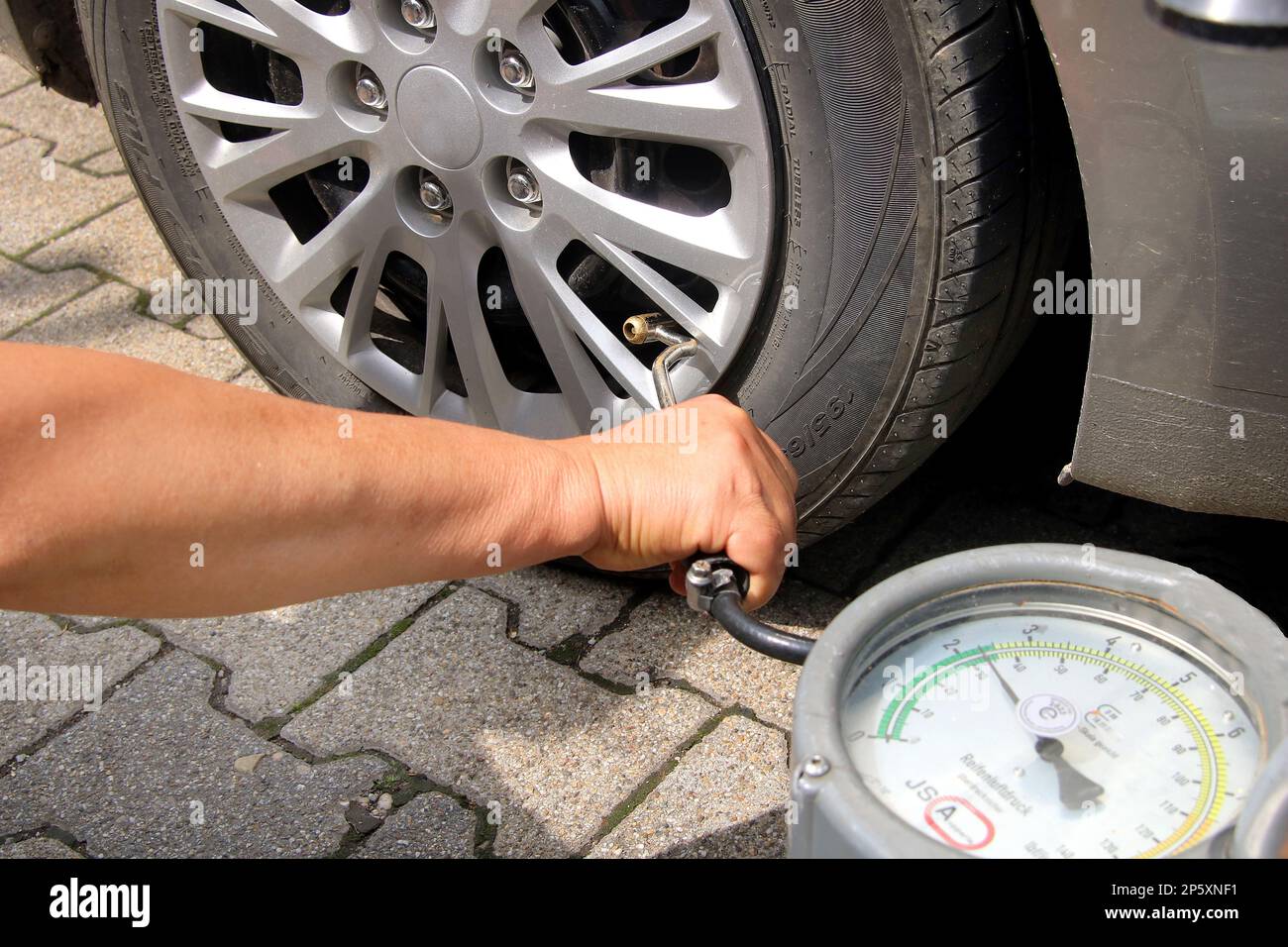 checking the tyre pressure Stock Photo Alamy