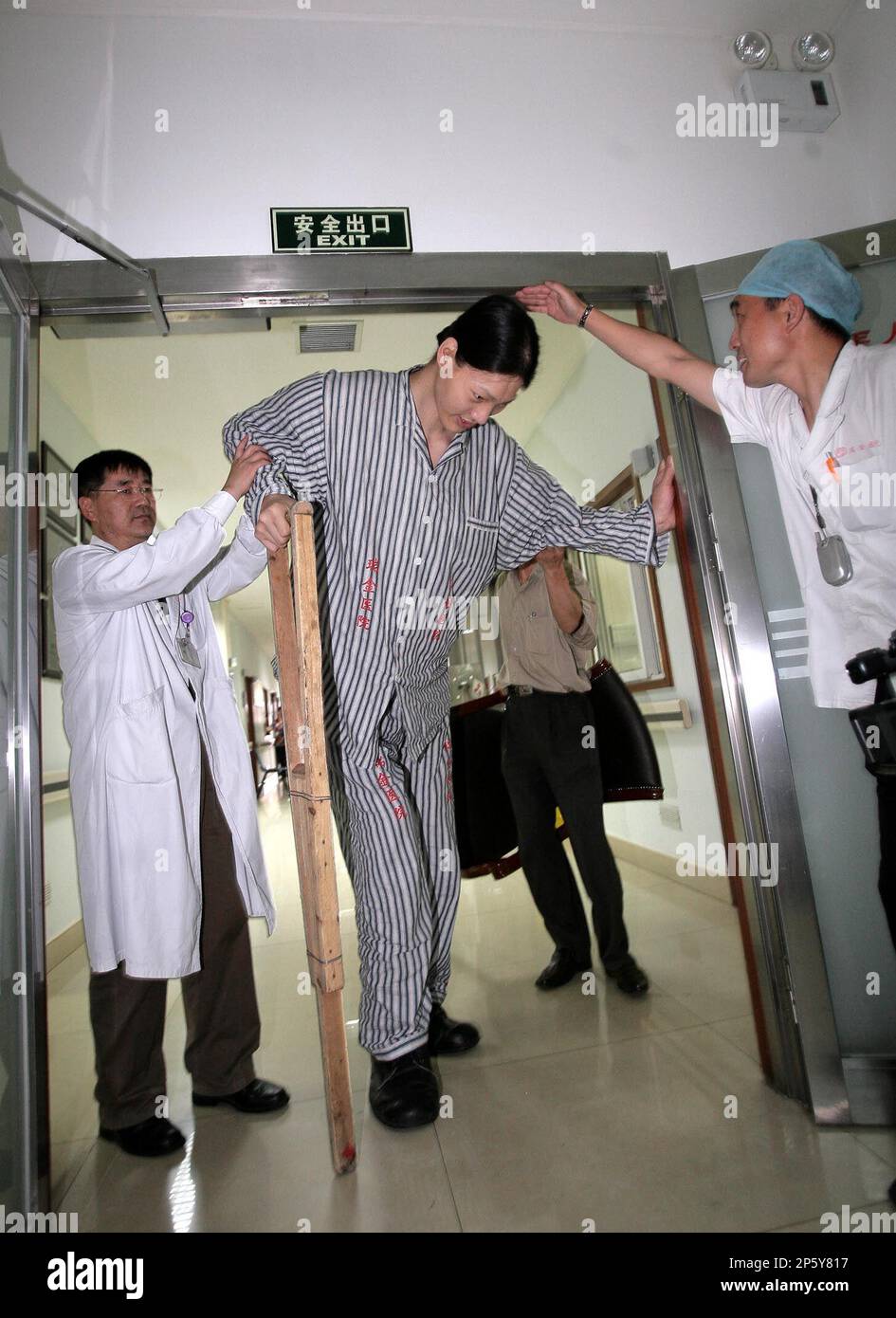 World's tallest woman dies in China