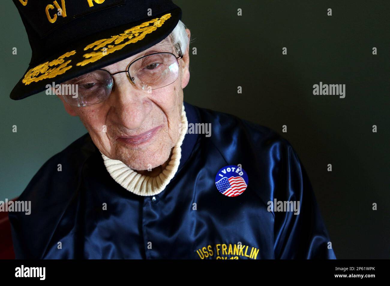 after-casting-his-vote-86-year-old-world-war-ii-navy-veteran-robert