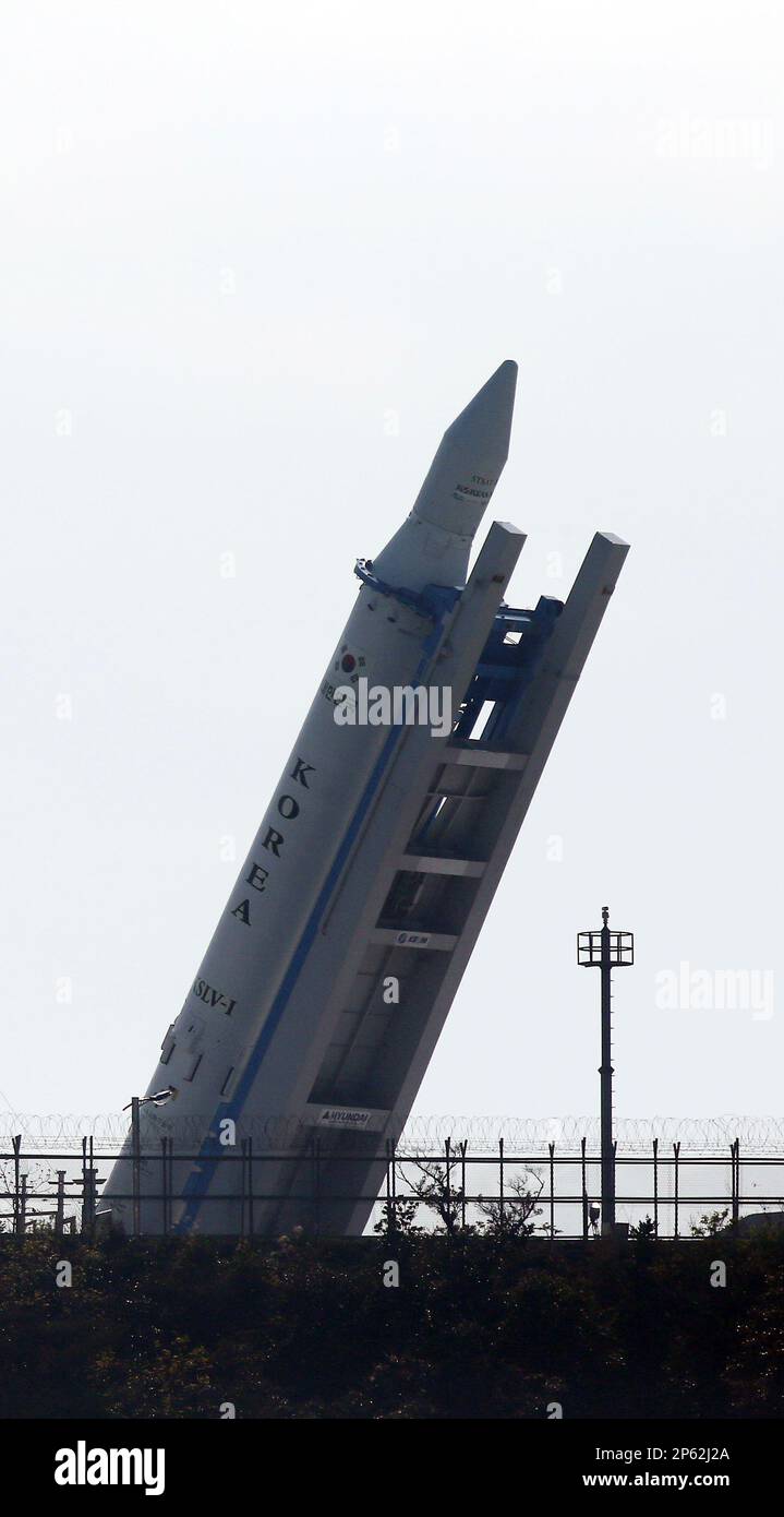 【キム】 The Korea Space Launch Vehicle-1 (KSLV-1) is lowered from a