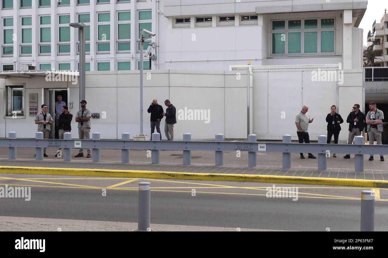 Security guards stand outside the US embassy branch in Tel Aviv Stock Photo