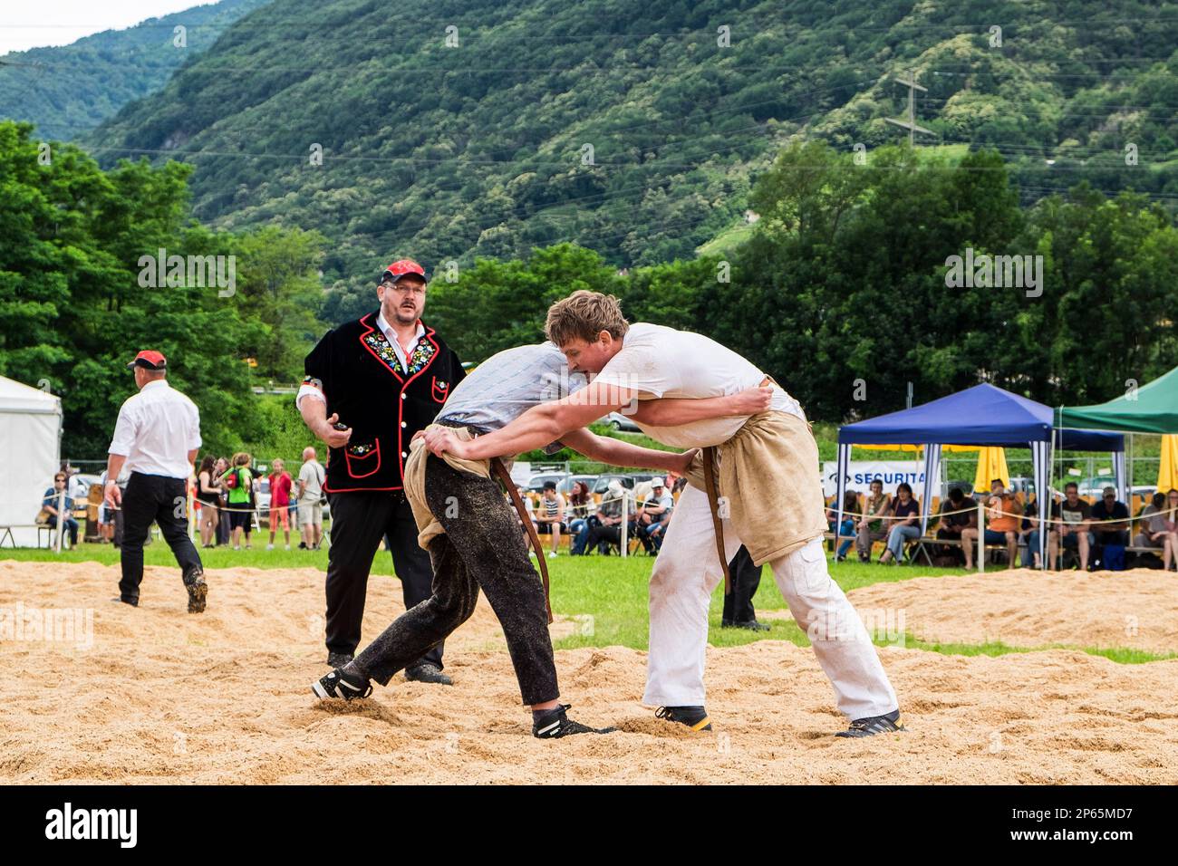Schweizer Ringen Switzerland traditional swiss wrestling fight hi-res stock photography ...
