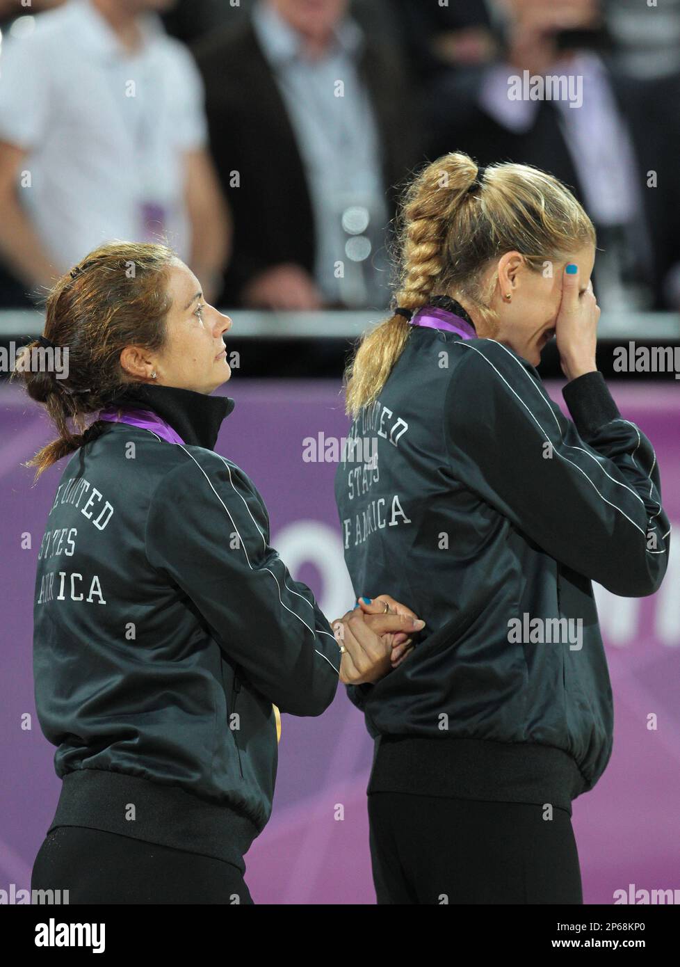 Misty MayTreanor (left) and Kerri Walsh Jennings take the gold medal(01)