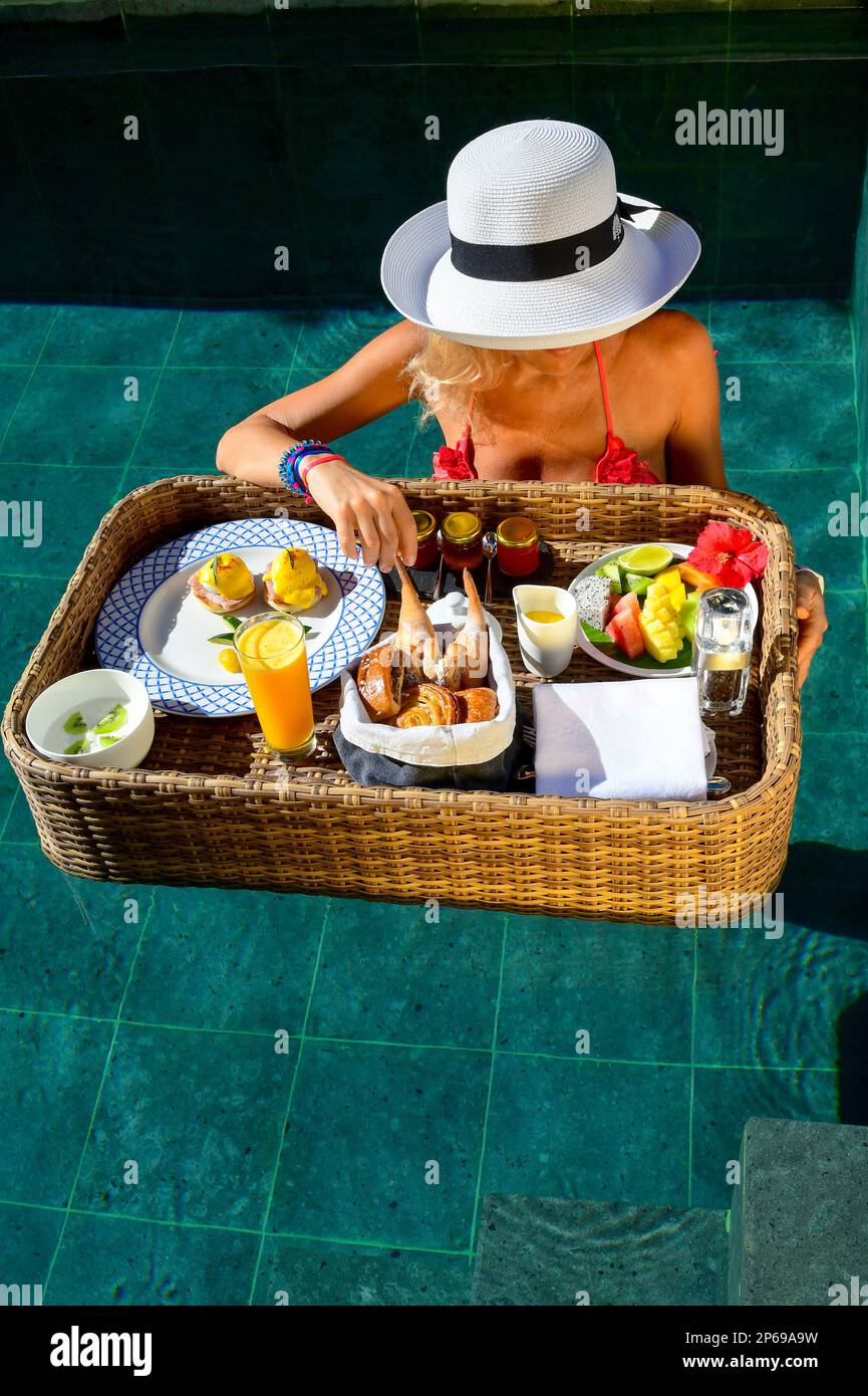 Floating breakfast at Raffles Meradhoo, Maldives Stock Photo