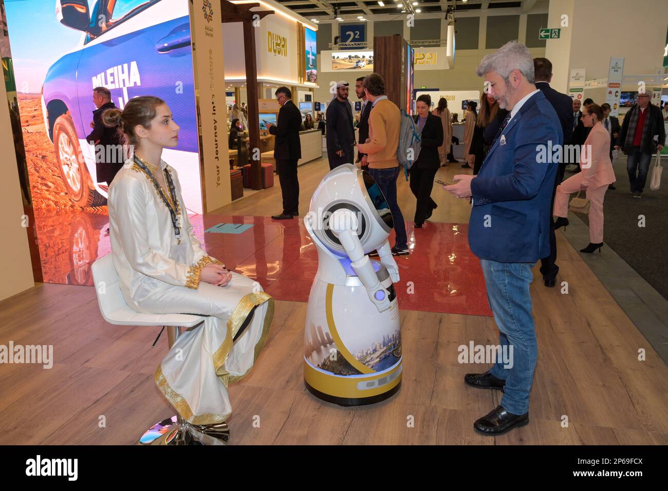 ITB Berlin 2023. Internationale Tourismus-Börse. Hier: Messestand Emirat Sharjah der Vereinigte Arabischen Emirate VAE. Info-Roboter Stock Photo
