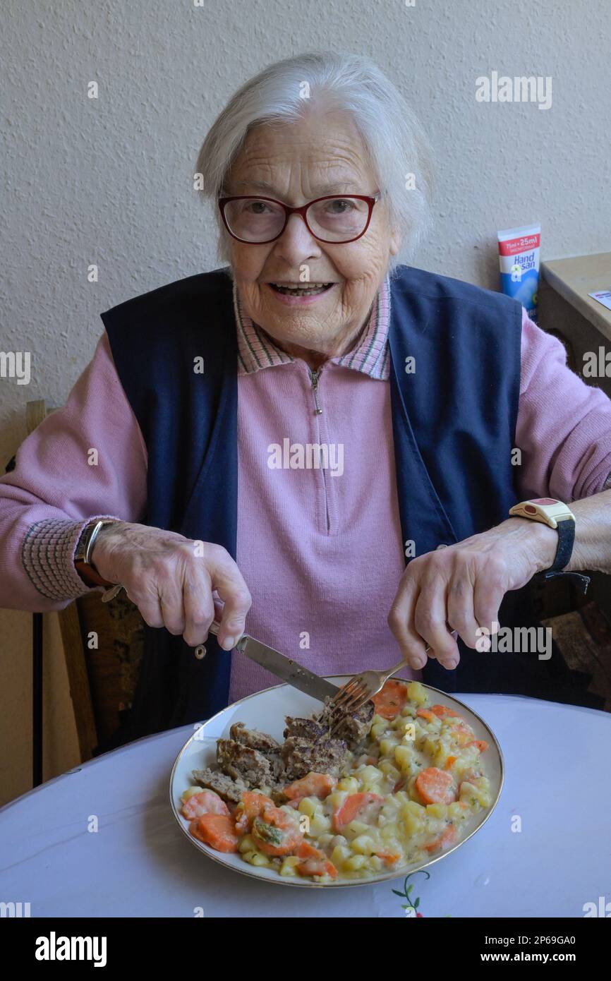 Alte Frau Mittagessen - model released Stock Photo