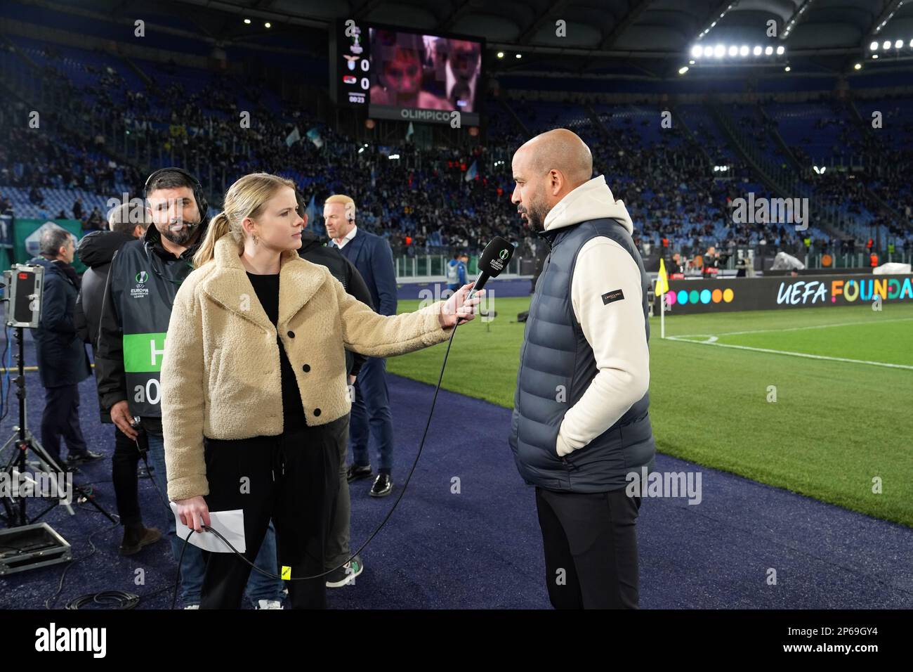 ROME - (lr) Reporter Noa Vahle, AZ Alkmaar coach Pascal Jansen ahead of the UEFA Conference league round of 16 game between SS Lazio and AZ Alkmaar at Stadio Olimpico on March 7, 2023 in Rome, Italy. ANP ED VAN DE POL Stock Photo
