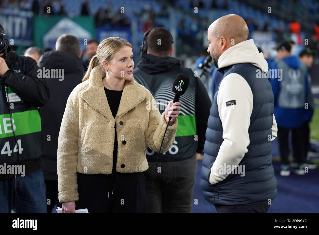 ROME - (lr) Reporter Noa Vahle, AZ Alkmaar coach Pascal Jansen ahead of the UEFA Conference league round of 16 game between SS Lazio and AZ Alkmaar at Stadio Olimpico on March 7, 2023 in Rome, Italy. ANP ED VAN DE POL Stock Photo