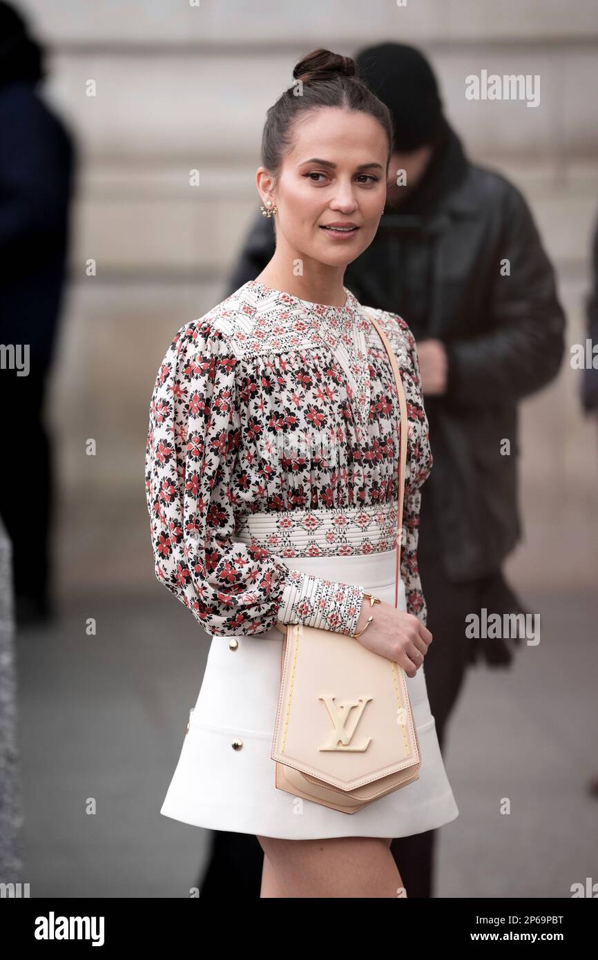 Alicia Vikander arrives for the Louis Vuitton Fall/Winter 2023-2024  ready-to-wear collection presented Monday, March 6, 2023 in Paris. (Scott  Garfitt/Invision/AP Stock Photo - Alamy
