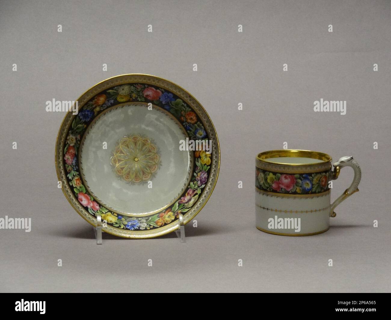 明治の風景画皿　D261 A rare cloisonné enamel 'landscape' box and cover, Ming
