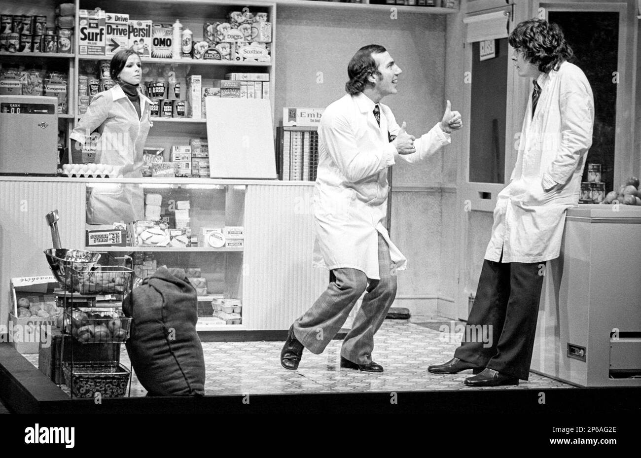 Julie Walters (Irene Tinsley), Peter Postlethwaite (Desmond Ainsley), Richard Beckinsale (Trevor Tinsley) in FUNNY PECULIAR by Mike Stott at the Mermaid Theatre, London EC4  22/01/1976  set design: Patrick Robertson  costumes: Rosemary Vercoe  lighting: Peter Sutton  director: Alan Dossor Stock Photo