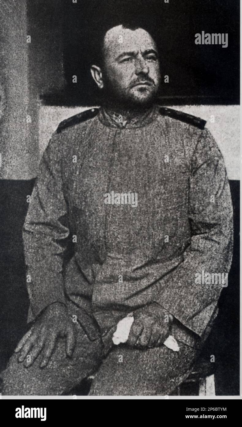 1916 , ITALY  : The italian patriot NAZARIO SAURO  (  1880 - 1916 ) prisoner of austrian soldiers just after the verdict of death sentence - Italia foto storiche - HISTORY - WWI - PRIMA GUERRA MONDIALE - World War - Great War - Grande Guerra - POLITICA - POLITIC - PATRIA - PATRIOTA - EROE - barba - beard - military uniform - uniforme divisa militare - prigioniero - condannato a morte - condanna - impiccato - impiccagione  - sommergibilista - sommergibile - MARINA - NAVY - MEDAGLIA D' ORO ----  Archivio GBB Stock Photo