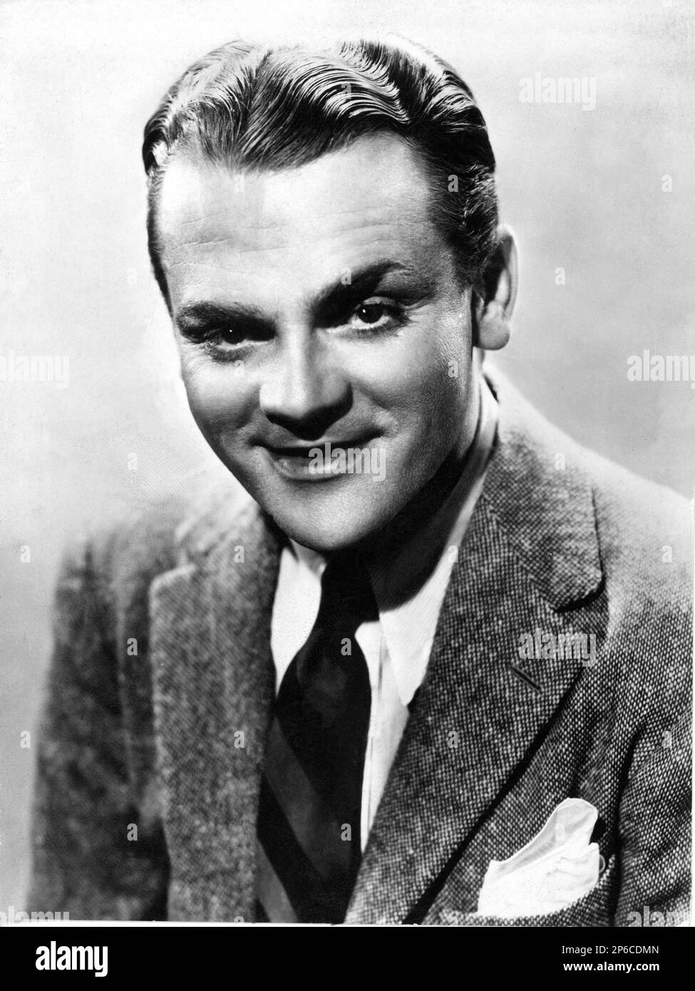 1945 c, USA : The american movie actor JAMES CAGNEY ( 1899 - 1986 ) - CINEMA - portrait - ritratto - smile - sorriso - gangstern - tie - cravatta - pochette - fazzoletto nel taschino  ----  Archivio GBB Stock Photo