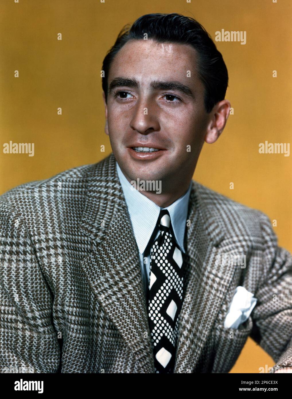 1949 c, USA : The american movie actor MacDonald CAREY ( 1913 - 1994 ), pubblicity still . - CINEMA - portrait - ritratto  - tie - cravatta - pochette - fazzoletto nel taschino  - collar - colletto ----  Archivio GBB Stock Photo