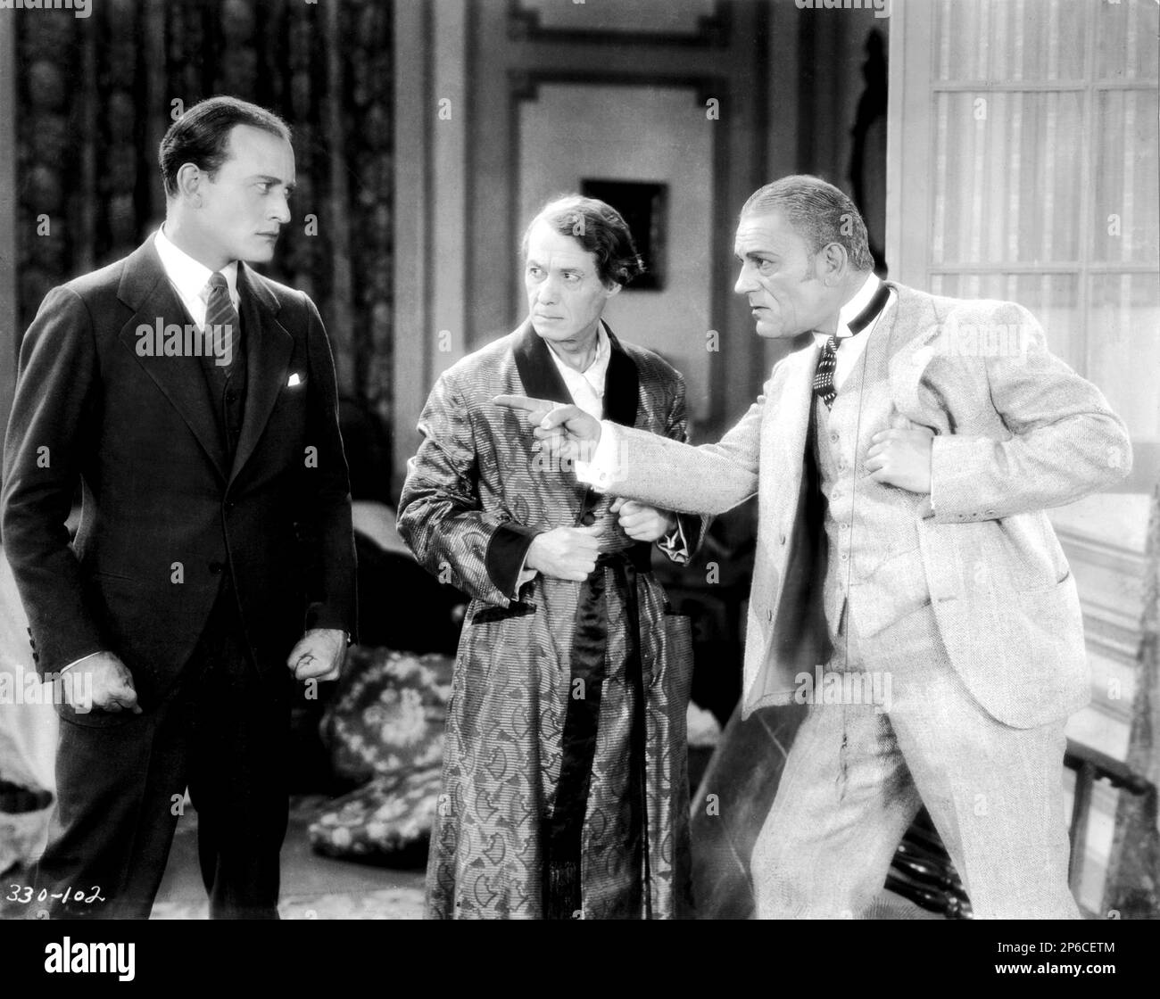 1927 , USA : The movie actor LON CHANEY  Senior  ( 1883 - 1930 ) with CONRAD NAGEL ( 1897 – 1970 ) and  Henry B. Walthall ( 1878 – 1936 ) in LONDON AFTER MIDNIGHT  ( Il fantasma del castello ) by TOD BROWNING , from the story ' The Hypnotist ' by Tod Browning . - CINEMA MUTO - SILENT MOVIE  - triller  - horror  - tie - cravatta ----  Archivio GBB Stock Photo