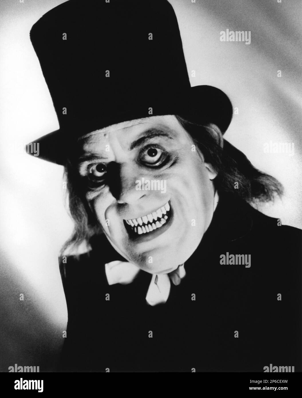 1927 , USA :  The movie actor LON CHANEY Senior  ( 1883 - 1930 ) in LONDON AFTER MIDNIGHT ( Il fantasma del castello ) by TOD BROWNING . - CINEMA MUTO - SILENT MOVIE - hat - top-hat -  cappello  a cilindro - triller   - horror  - mostro - monster ----  Archivio GBB Stock Photo