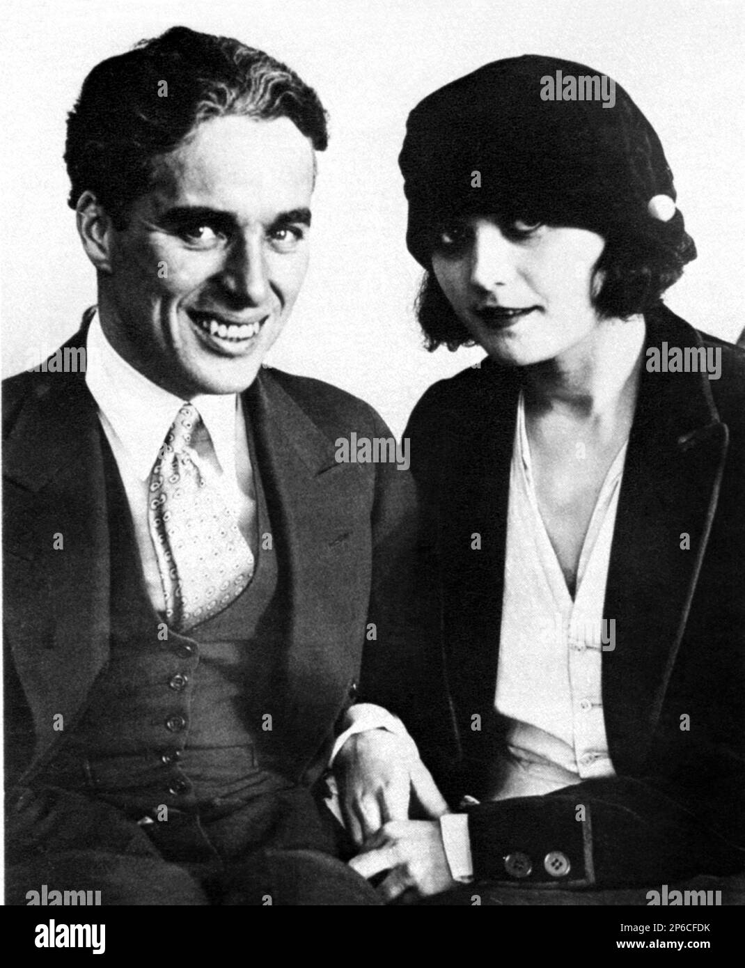 1923 c, USA : The silent movie actress POLA NEGRI was engaged  with  the celebrated english actor and movie director CHARLES CHAPLIN ( 1889 - 1977 ) for pubblicity reasons and opportunity. . This two movie legends never played together in the same movie and the self-tittled love story during from 1923 to 1925 only .  - CINEMA - FILM - candid - portrait - ritratto - hat - cappello - regista cinematografico - attore - attrice - comico - tie - cravatta - collar - colletto - fidanzati - fidanzamento - lovers - innamorati - amanti - smile - sorriso ----  Archivio GBB Stock Photo
