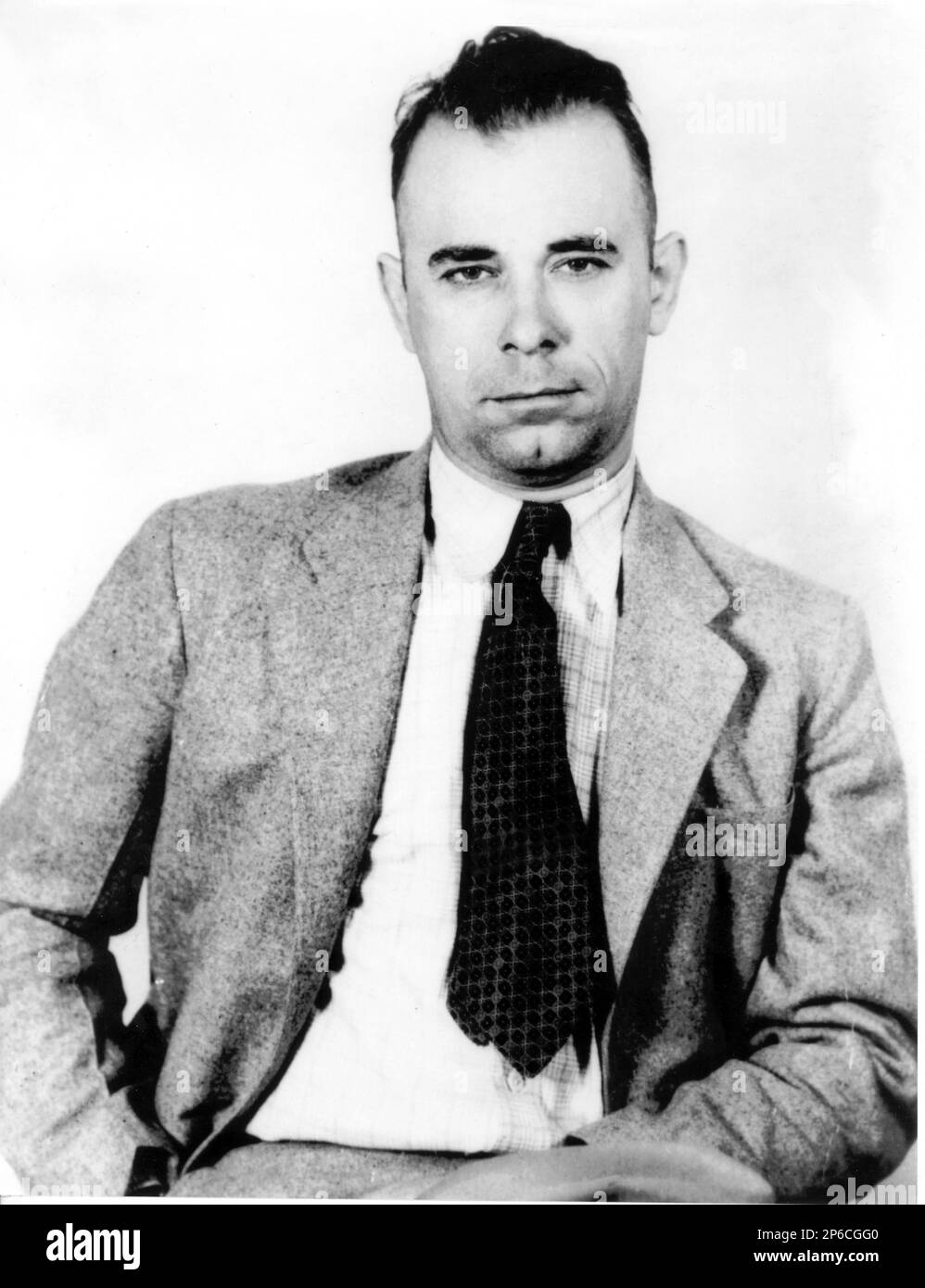 1933 , USA : The american gangster JOHN Herbert DILLINGER ( 1902 - 1934 ) , killed by FBI during a fire fighting -  CRIMINE - CRIMINALE - CRIME - ASSASSINO - CRIMINAL - KILLER - Gangstern - portrait - cravatta - tie  - rapinatore di banche - foto segnaletica ----  Archivio GBB Stock Photo