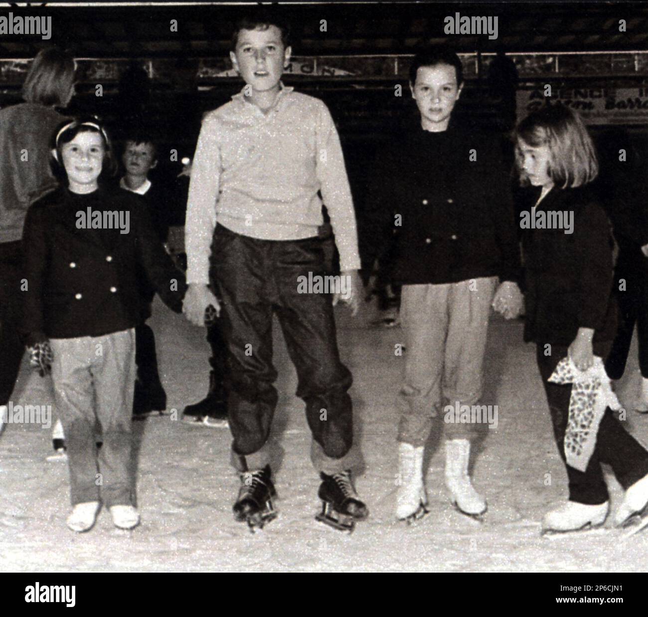 1966 c, ROMA , ITALY :  The future italian politician FRANCESCO RUTELLI ( in center , born in 1954) when was a boy with his sisters CARLOTTA ( left ) and CHIARA RUTELLI .  -  La Margherita - POLITICO - POLITICA - PARTITO RADICALE - POLITIC - ITALIA - portrait -  PD - Partito Democratico - ritratto  - personality personalities celebrities celebrity when was young - celebrità personalità da giovani giovane  bambino bambini - pattinaggio sul ghiaccio ----  Archivio GBB Stock Photo