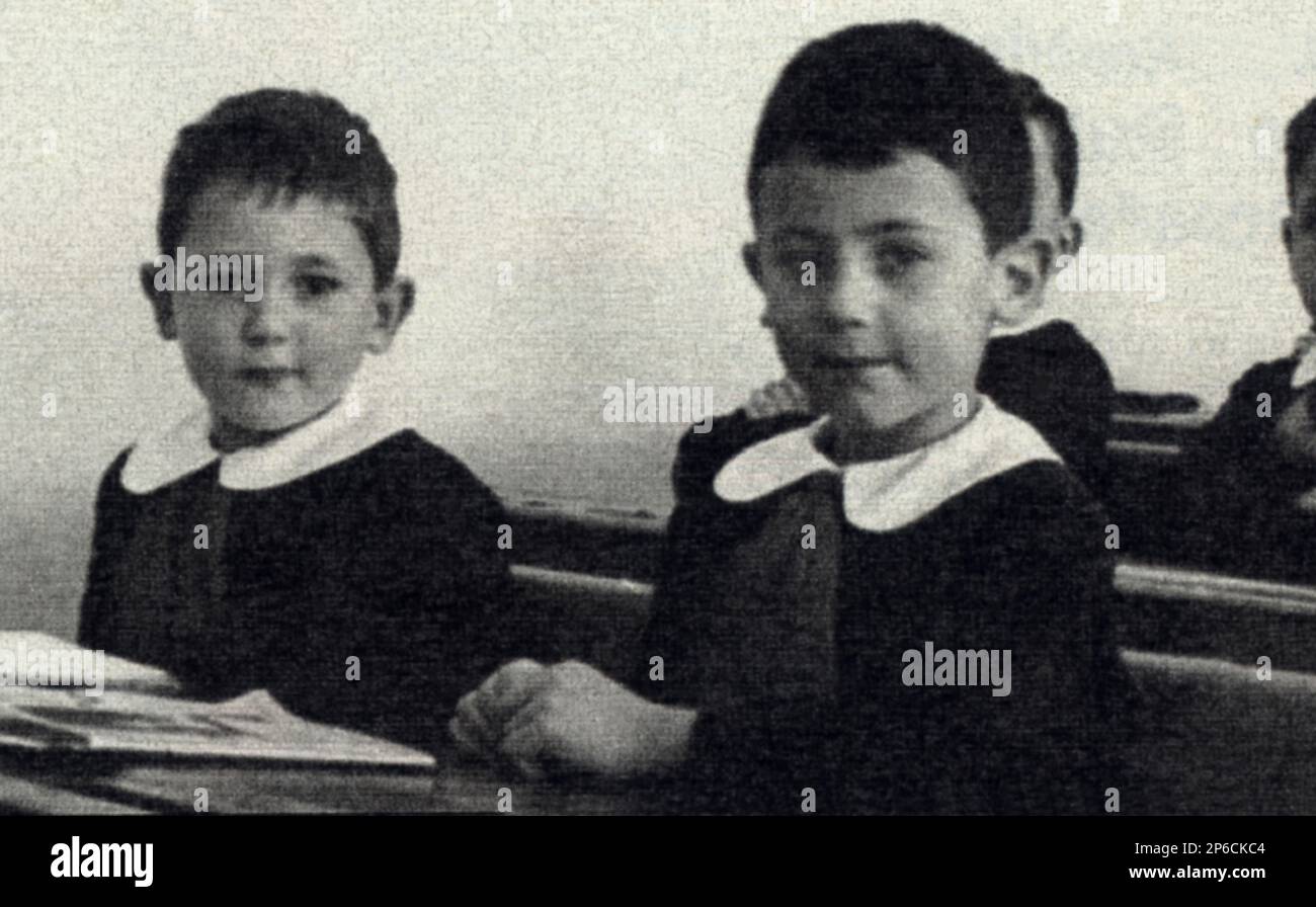 1938 , october , Genova , ITALY : The celebrated italian actor and movie director PAOLO VILLAGGIO ( 1932 - 2017 ) with his twin  brother PIERO VILLAGGIO  the first day at school Armando Diaz in Genova . - portrait - ritratto - prima elementare - scuola - alunno - alievo - scolaro  - personalità da giovane bambino da piccolo - personality personalities celebrity celebrities when was young boy child children - fratello - fratelli gemelli  - brothers -  MOVIE ACTOR - TELEVISION - TELEVISIONE - REGISTA CINEMATOGRAFICO - ATTORE COMICO - COMEDIAN - SCRITTORE - WRITER -  ARCHIVIO GBB Stock Photo