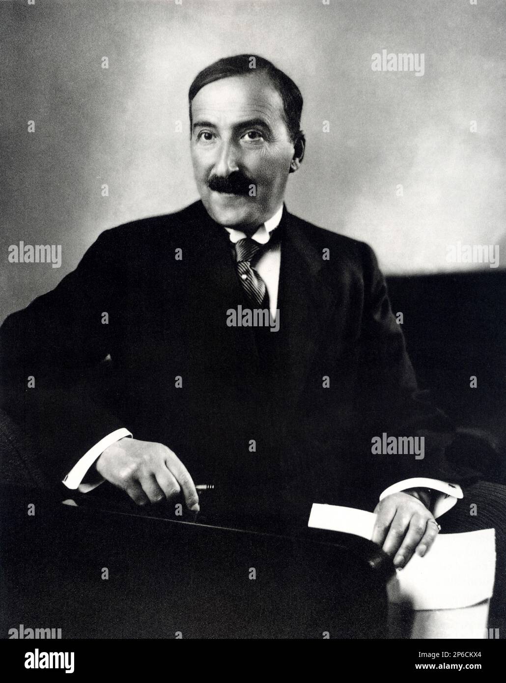 1936 , London , GREAT BRITAIN : The austrian writer STEFAN ZWEIG  ( 1881 - 1942 ).  - LETTERATO - SCRITTORE - LETTERATURA - Literature - baffi - moustache - cravatta  - tie   ----  Archivio GBB Stock Photo