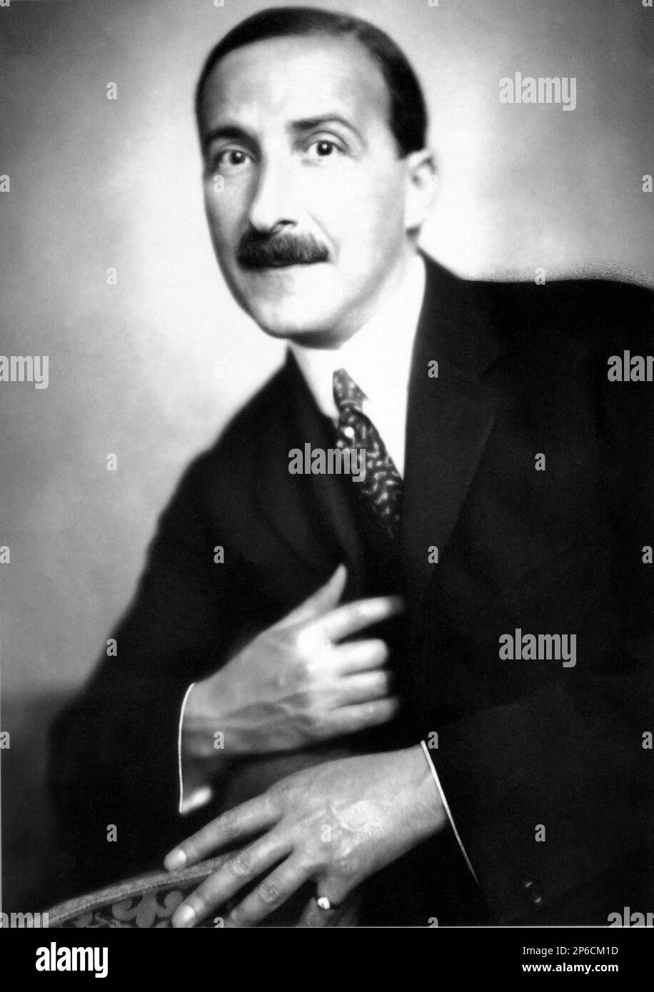 1936 , London , GREAT BRITAIN : The austrian writer STEFAN ZWEIG  ( 1881 - 1942 ).  - LETTERATO - SCRITTORE - LETTERATURA - Literature - baffi - moustache - cravatta  - tie   ----  Archivio GBB Stock Photo