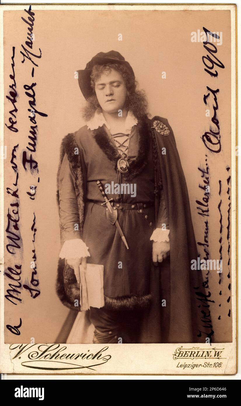 1901 , august, Berlin , Germany : The italian actor MARIO FUMAGALLI ( Milano , 1869 - Roma , 1936 ) , son of musician Luca Fumagalli, celebrated for the roles of William SHAKESPEARE  in german language . In this photo in the HAMLET role . Autographed photo dedicated to Mademoiselle Waleska , photo portrait by V. Scheurich , Berlin . Mario Fumagalli retourn in Italy in 1904 , play the role of Hamlet at Teatro La Pergola in Firenze and marry the thatre actress TERESA FRANCHINI ( born in 1881 ) , collegue of Eleonora Duse . Friend of GABRIELE D'ANNUNZIO make the direction of LA FIACCOLA SOTTO IL Stock Photo
