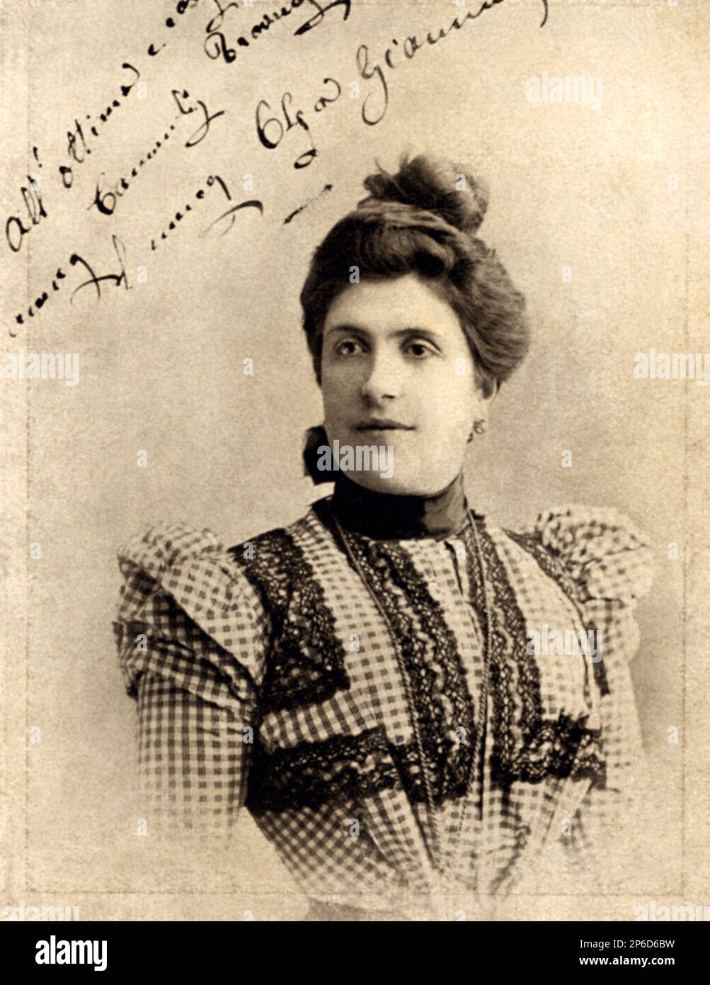 1890 c, ITALY : The italian actress OLGA GIANNINI ( 1867 - 1961 ), 2nd wife of most celebrated actor ERMETE NOVELLI ( 1851 -  1919 ) , founder of first italian Teatro Stabile company ' Casa Goldoni ' at Teatro Valle in Rome .  - TEATRO - THEATER - THEATRE - THEATER -  attrice teatrale  -  chignon - PORTRAIT - RITRATTO - autograph - autografo - signature - firma ----  Archivio GBB Stock Photo