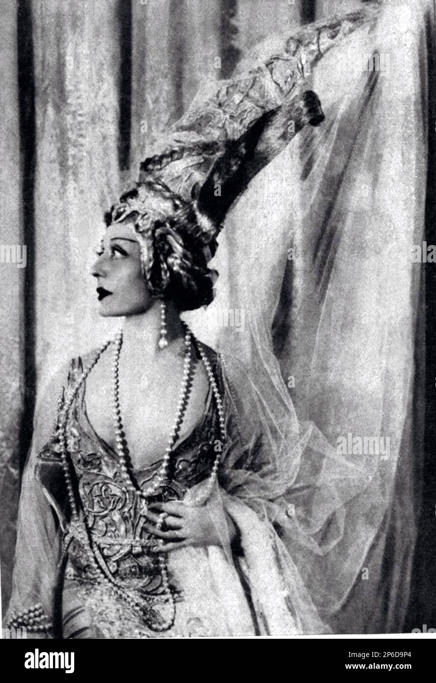 1914 c, FRANCE : AGNES SOREL  ( 1873 - 1966 ) in a scene costume , sister of celebrated french actress CECILE SOREL . Agnes was married with the famous photographer REUTLINGER . - TEATRO - THEATER - DIVA - DIVINA - costume teatrale  - cappelo - hat - scollatura - neck-opening - decollete' - neckline  - pearls - perla - perle - collana - necklace - jewellery - jewels - gioiello - gioielli - veil - velo - costume di scena ----  Archivio GBB Stock Photo