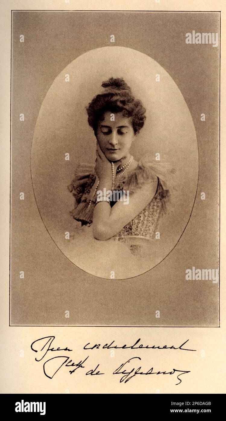 1905, Roma , ITALY : The italian princessa Giovanna ( Jeanne )  SANFELICE  di VIGGIANO . Born princess de Bauffremont-Courtenay et princesse de Marnay ( 1864 - 1935 ), daugther of prince  Paul Antoine duke de Bauffremont-Courtenay and  Enriquette Valentine de Riquet Comtesse de Caraman-Chimay ( 1864 - 1935 ). Married in Napoli 1891 with Luigi  SANFELICE principe di VIGGIANO marchese di Monteforte ( 1863 - 1913 ). The couple have 4 sons: Yvonne (born in 1893, married two times: the first time Comte François de Beauchamp and after with  Comte Stanislas de La Rochefoucauld Duc de Bisaccia ), Paol Stock Photo