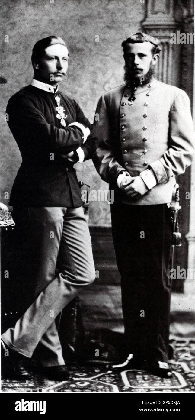 1883, Wien , AUSTRIA : The austrian kronprinz RUDOLF von ABSBURG ( Laxenburg 21 august 1850 - committed suicide at Mayerling 30 january 1889 ) , lover of Mary Von Vetsera , son of Kaiser Franz Josef ( 1830 - 1916 ) , Emperor of Austria , King of Hungary and Bohemia and Empress Elisabeth von Bayer ( SISSI , 1937 - 1898 ).  In this photo with future Kaiser WILHELM II von Prussien ( Germany ) . Photo by Adele Atelier , Wien - PRUSSIA - FRANCESCO GIUSEPPE - JOSEPH - ABSBURG - ASBURG - ASBURGO - NOBILITY - NOBILI - Nobiltà  - REALI - HABSBURG - HASBURG - ROYALTY - divisa militare - military uniform Stock Photo